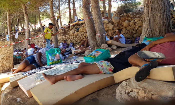 Migranti nell'hotspot di Lampedusa
